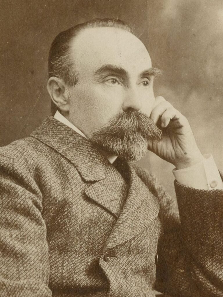 Georgi_Plekhanov_seated_portrait_(cropped)