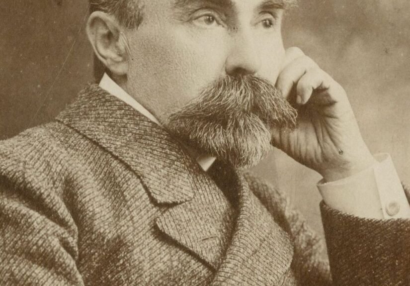 Georgi_Plekhanov_seated_portrait_(cropped)